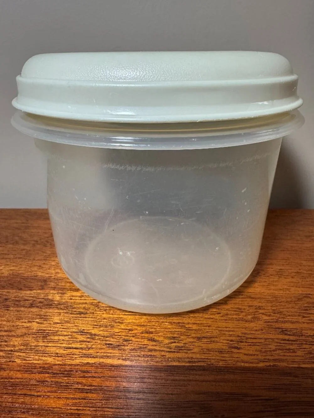 Rubbermaid Servin Saver Almond Round #8  - 6 cups - Food Storage Container
